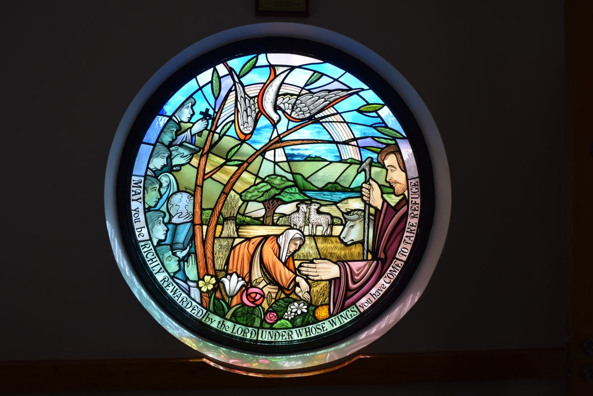 Heritage_Nina's tweet photo. #StainedGlassSunday
Memorial window at Strean Presbyterian Church, Newtownards, a beautiful design by David Esler of Leadlines Studio, capturing the gentle rolling drumlins of County Down in glass.
#ExploreChurches https://t.co/suAY942HQd