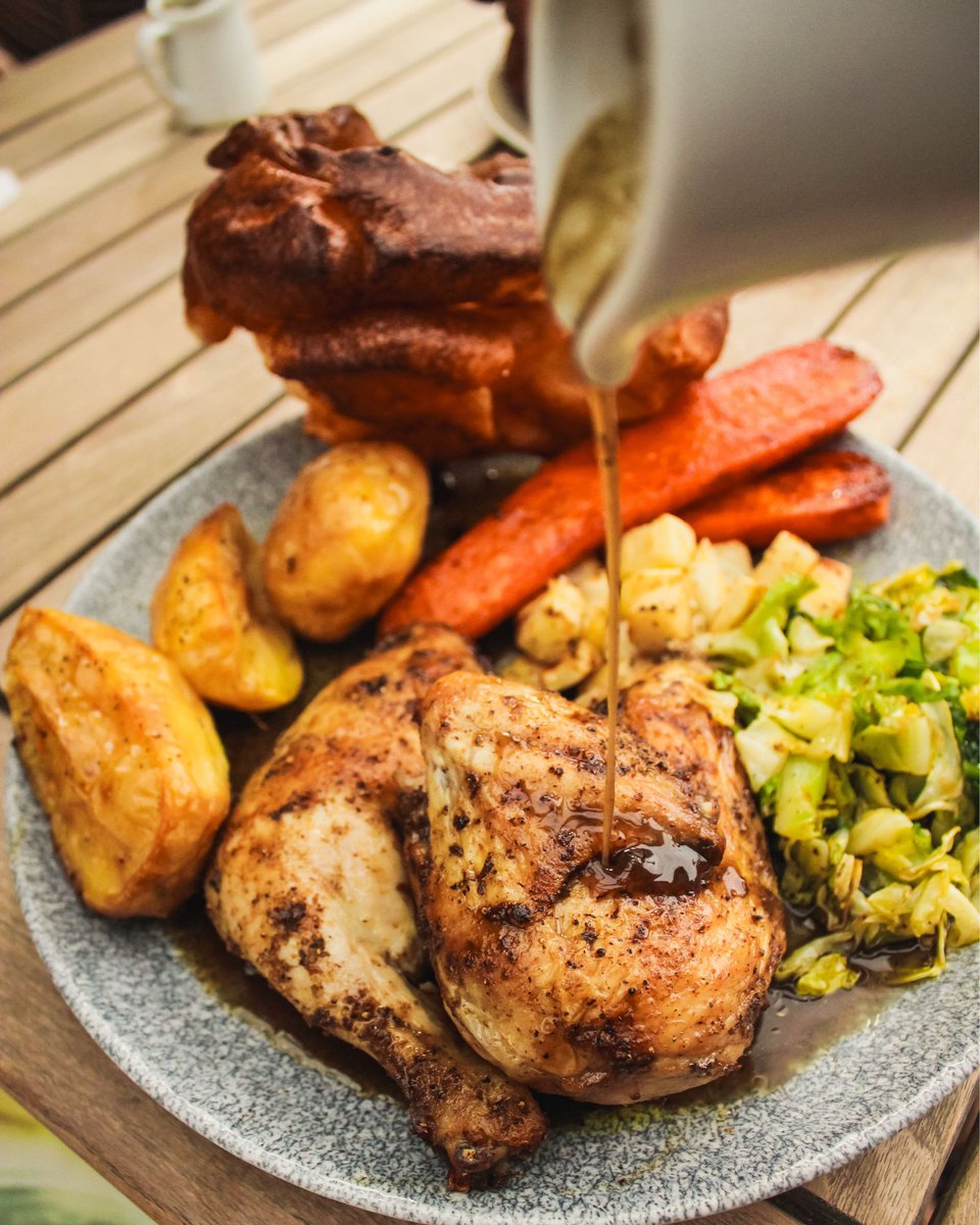 TheAlexSW19's tweet photo. The perfect pour! You wouldn't expect anything else for us on a Sunday. So get yourselves down here we're about to open! โฐ๐
#sundaybest #sundayroasts #sundayfunday #sw19 #wimbledonroasts https://t.co/osjffak4rm