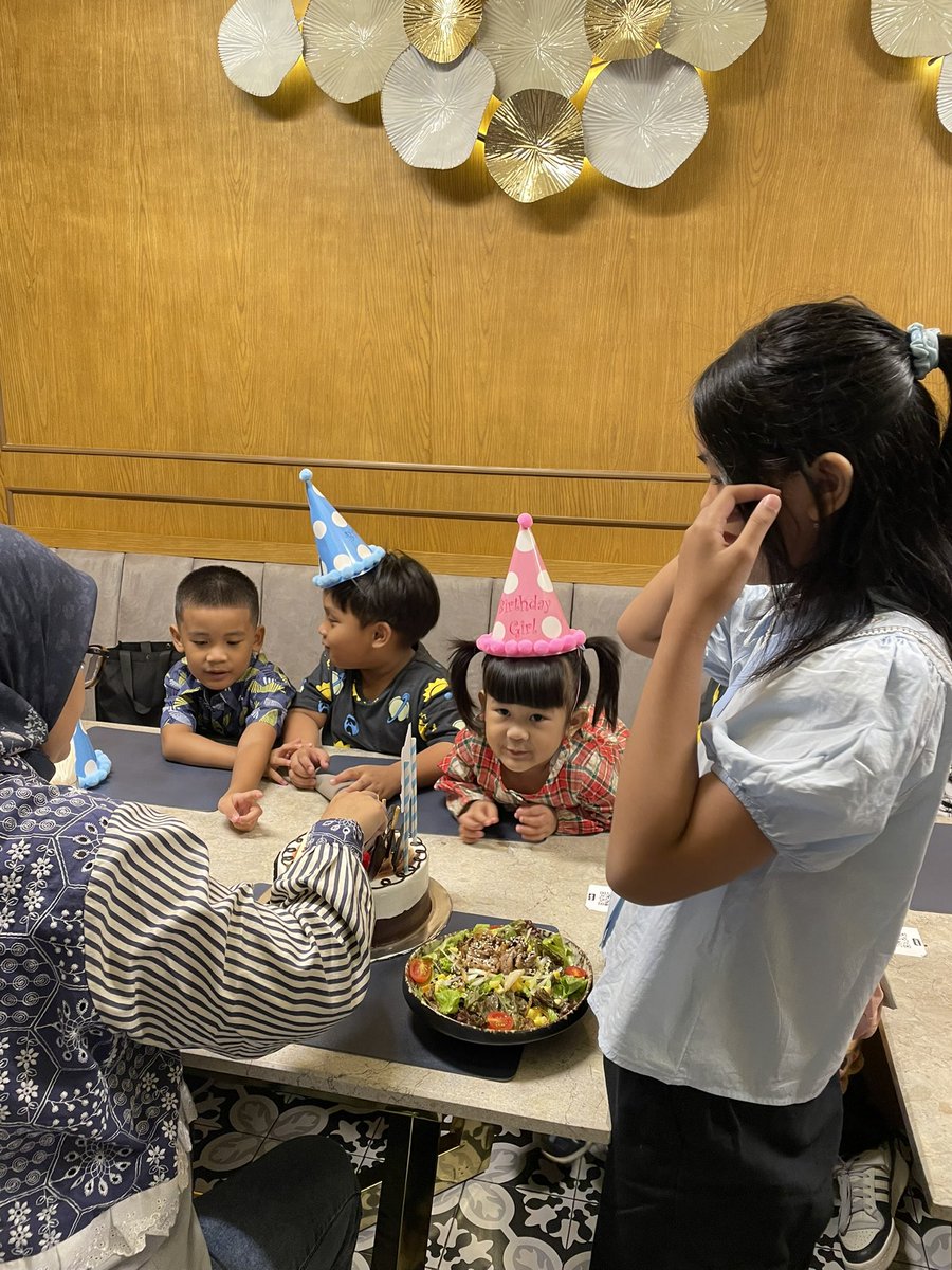 Seru juga party2 bocil gini.. HBD Adeekkk.. terimakasih sudah lahir di hidupku.. ♥️♥️♥️