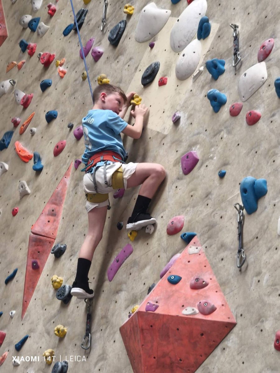 ISB_CZ's tweet image. Climbing helps build strength, coordination, and confidence. At ISB Brno, we strive to make PE lessons diverse and exciting, giving students the chance to explore different sports and discover new passions.
#WeAreISB #Brno #InternationalSchool #Climbing
