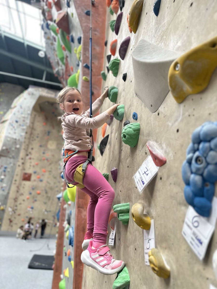 ISB_CZ's tweet image. Climbing helps build strength, coordination, and confidence. At ISB Brno, we strive to make PE lessons diverse and exciting, giving students the chance to explore different sports and discover new passions.
#WeAreISB #Brno #InternationalSchool #Climbing