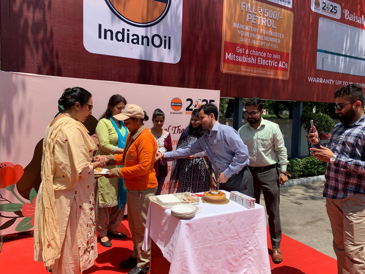 IndianOil Punjab (@ioclpunjab) on Twitter photo #MothersDayCelebration #IndianOil pays tribute at #COCO33 <a href="/ioclpunjab/">IndianOil Punjab</a> to the incredible mothers, with cake-cutting & distribution of aprons to XP95/XTRAGREEN customers.
<a href="/DirHR_iocl/">Director (HR), IndianOil</a>
<a href="/IndianOilcl/">Indian Oil Corp Ltd</a> #MothersDayCelebration #IndianOil pays tribute at #COCO33 <a href="/ioclpunjab/">IndianOil Punjab</a> to the incredible mothers, with cake-cutting & distribution of aprons to XP95/XTRAGREEN customers.
<a href="/DirHR_iocl/">Director (HR), IndianOil</a>
<a href="/IndianOilcl/">Indian Oil Corp Ltd</a>