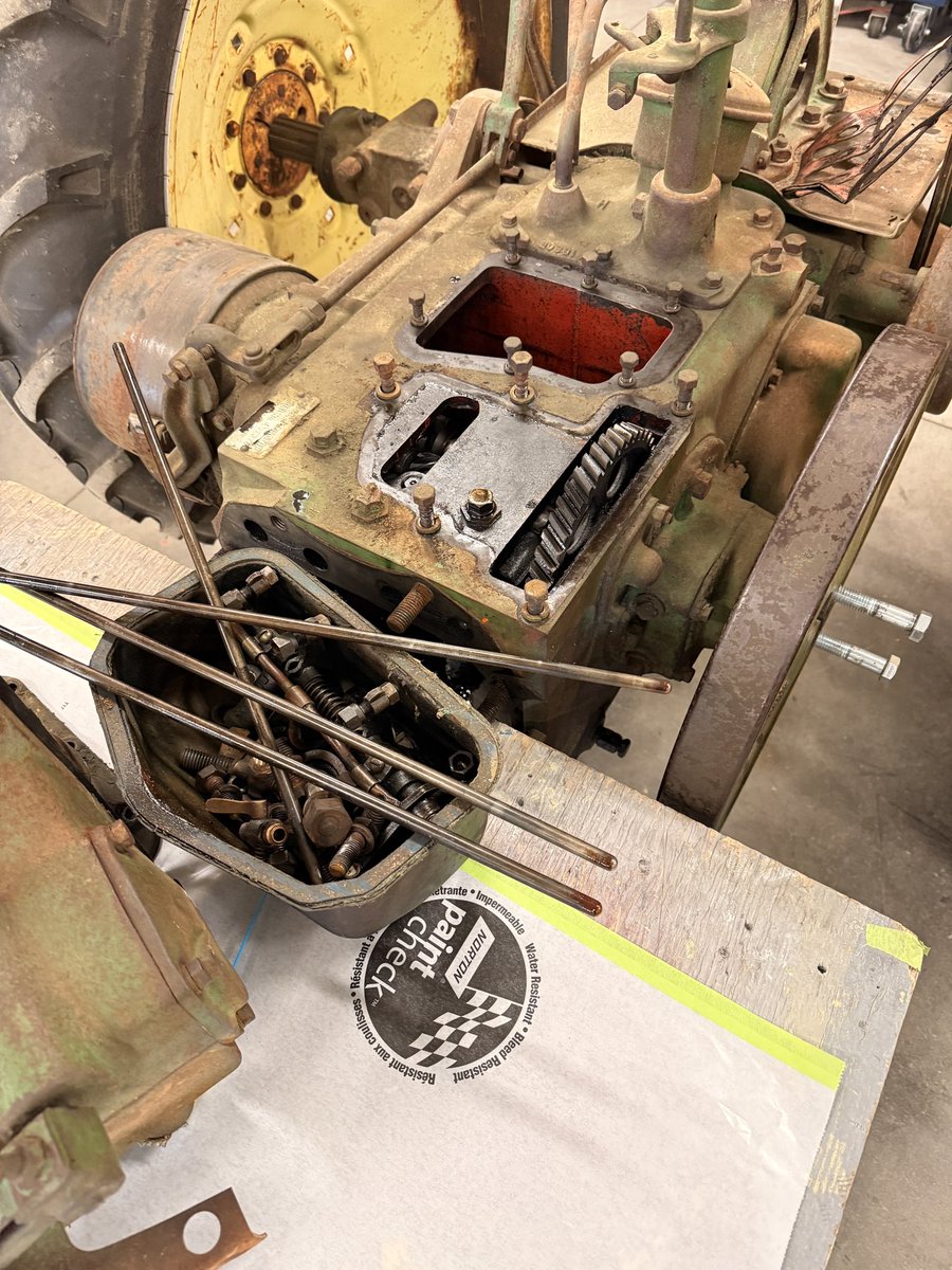 1941 John Deere B is  getting a engine rebuild. Started off to be a carburetor and magneto rebuild these old tractors are a can of worms