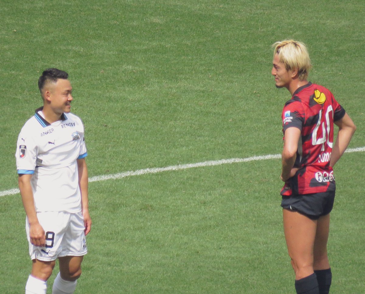 pochafro2020's tweet photo. この二人、バイブスが合うのかな。

試合中バチバチやり合うこともあれば、プレーが中断している時は談笑してることもあって、お互い認め合ってる雰囲気を感じた。

#河原創
#鈴木優磨 https://t.co/w3fsumWgyi