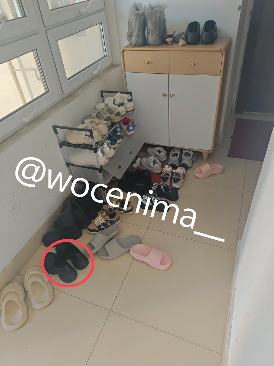 05年的一个骚货门口各种小皮鞋高跟鞋   之前来玩的时候都没有袜子 这次特意放了一双袜子好像就是等待我来套弄一样  那就果断套着爽撸  最后射在了小皮鞋里再用袜子擦干净精液  视频和更多图片已更新在会员群里 #扫楼 #打胶 #扫楼打胶 #玩鞋 #射鞋 https://t.co/9FKc12HmMO