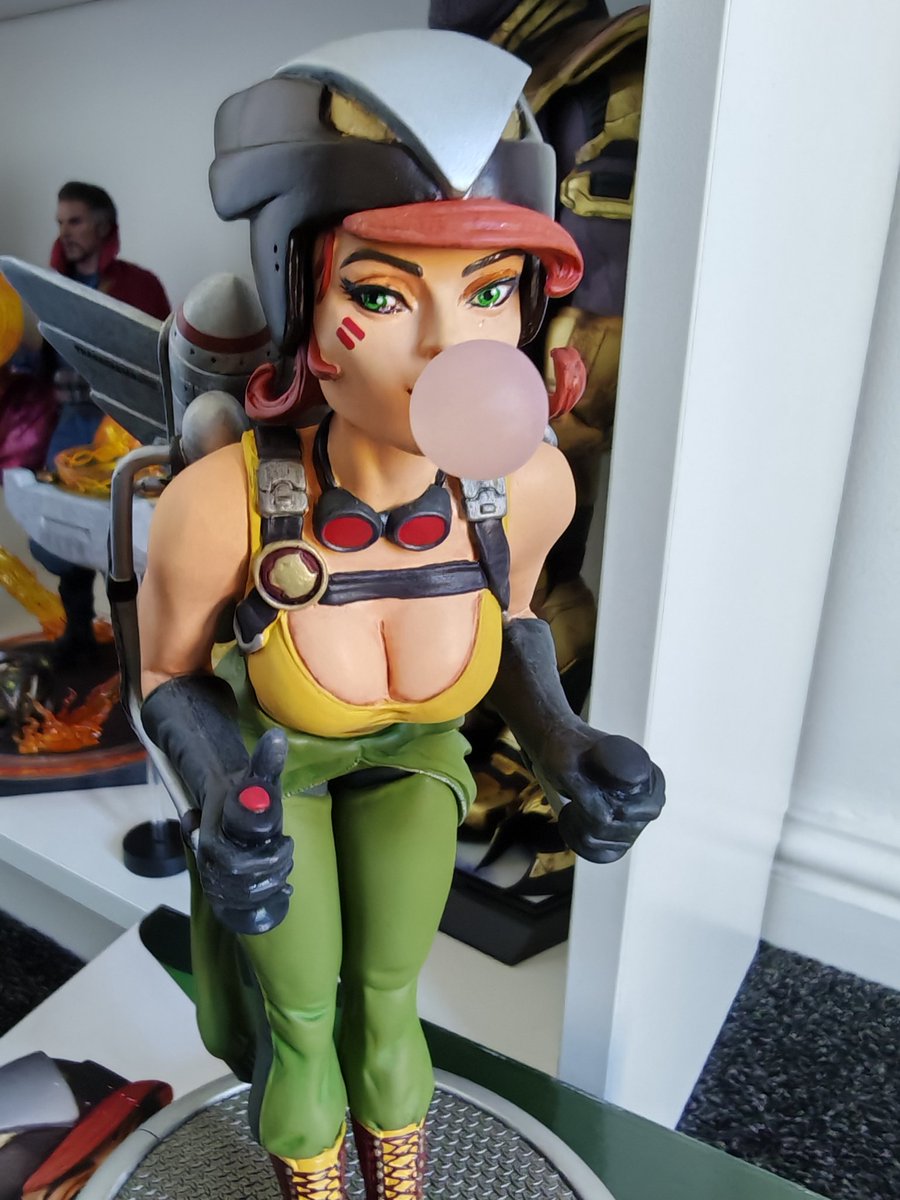 Neilbyrne's tweet image. After what seemed like forever I finally found my missing #DCBombshell #Hawkgirl statue by @AntLucia1
Makes a fine addition to the display now she's finally back where she should be