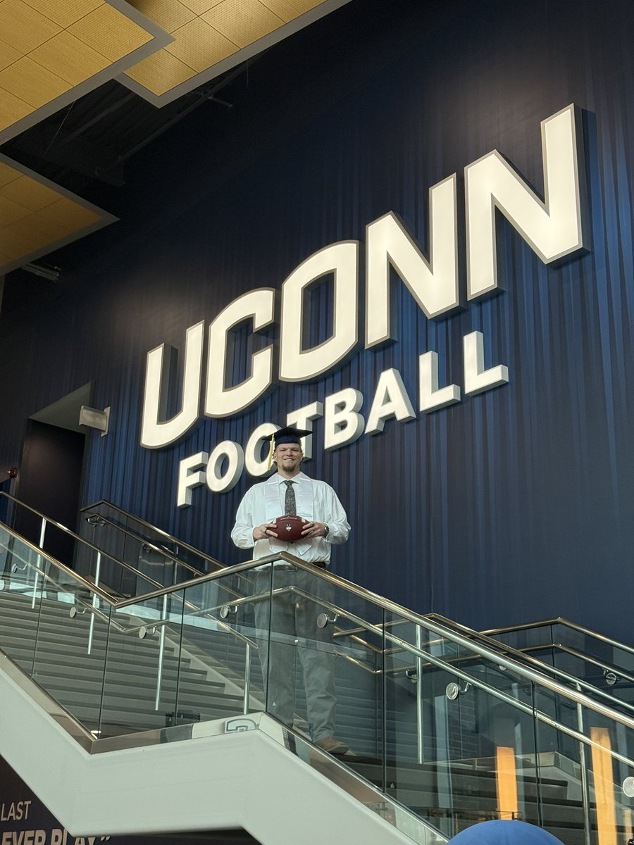 RaymerHeidi's tweet image. That’s a wrap!!! UConn Class of 2025!!! Husky for life!!!! 🏈💙🤍