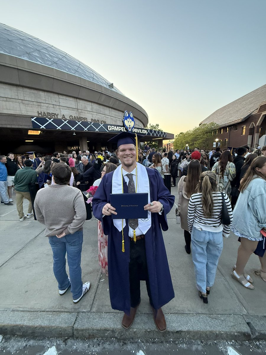 RaymerHeidi's tweet image. That’s a wrap!!! UConn Class of 2025!!! Husky for life!!!! 🏈💙🤍
