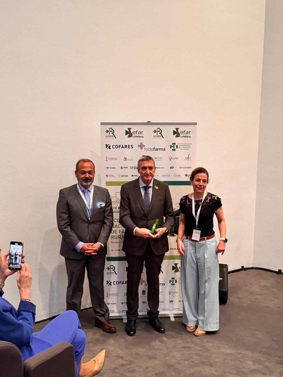 V Premios al Compromiso con la #FarmaciaRural <a href="/guardiacivil/">Guardia Civil</a> <a href="/farmaciarural/">FARMACIA RURAL</a> Mariano González <a href="/FEFCAMfarmacia/">FEFCAM</a> Enhorabuena!!!
