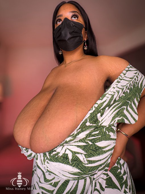 Watch Miss Honey Mia's leaked NSFW photo on TwXstars