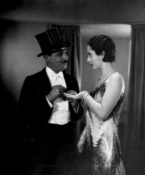 TinseltownTwins's tweet photo. Raymond Griffith with Helene Costello in Wet Paint (1926). #ClassicGuyOfTheWeek #RaymondGriffith https://t.co/KORcWS9zEI