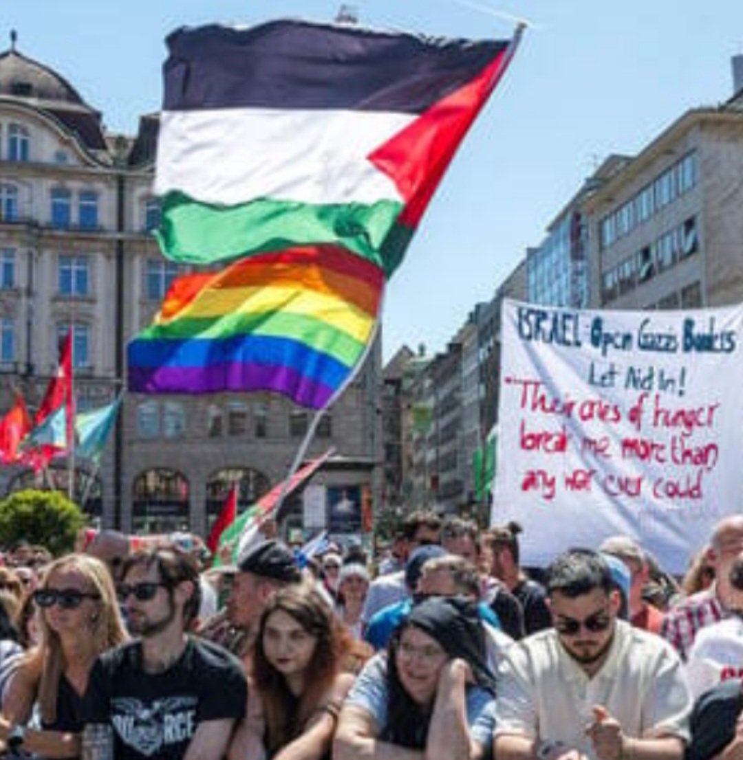 המפגינים האנטי ישראלים תומכי הטרור הגיעו גם לאירוויזיון כדי להפגין נגד המתמודדת הישראלית שהיא במקרה גם שורדת הטבח של חמאס בשביעי באוקטובר! אבל הצביעות שלהם לא גדולה יותר מהטימטום שלהם- הם מניפים את דגל הלהט"ב יחד עם דגל פלסטין בלי להבין שאין חשוכים יותר מהפלסטינים בנוגע ליחס