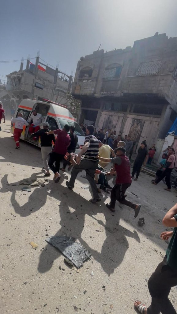🚨Three people have been KILLED in Israeli drone strike in Khan Younis!

🚨Father and daughter have been KILLED in Israeli bombing of Al Zaytoun neighbourhood of Gaza City!