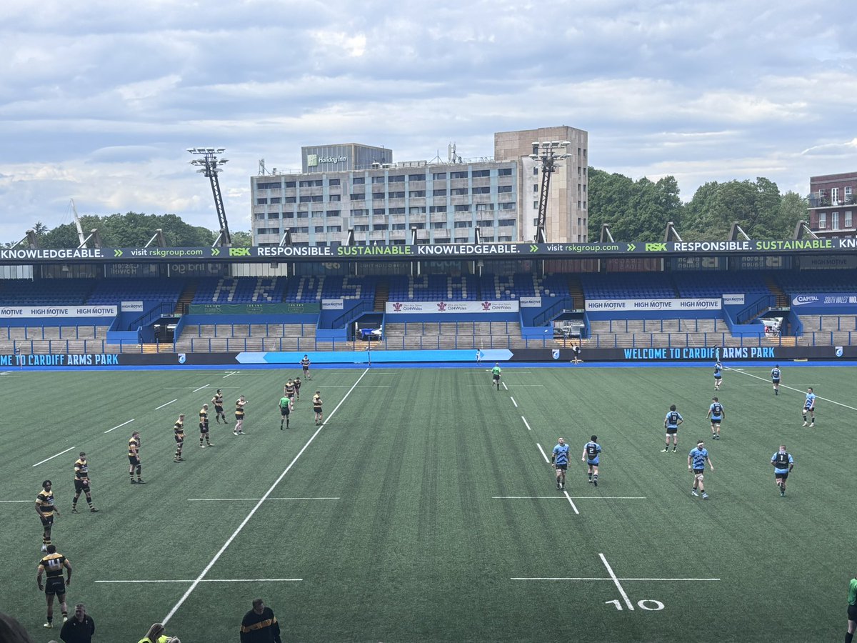 KICKOFF!!! 

Jac Lloyd gets proceedings underway here at the Cardiff Arms Park 

🔵⚫️0-0⚫️🟡
