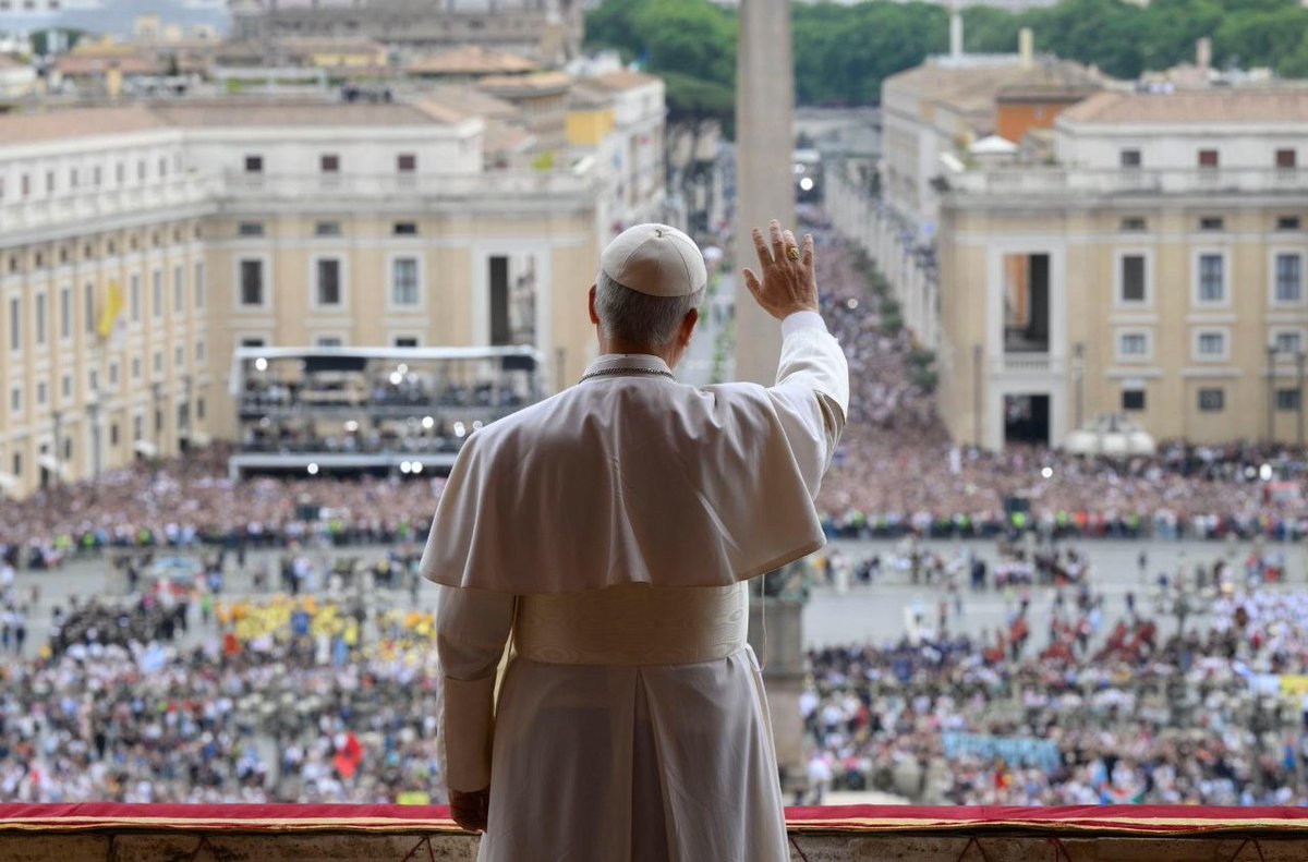 En una Plaza de San Pedro abarrotada de fieles y peregrinos el Papa saludó con entusiasmo personas  en esta primera aparición para el rezo mariano. Particulares, sus saludos también a grupos de peregrinos de todo el mundo:  a los fieles de Malta, Panamá, Dallas Texas, Valladolid,