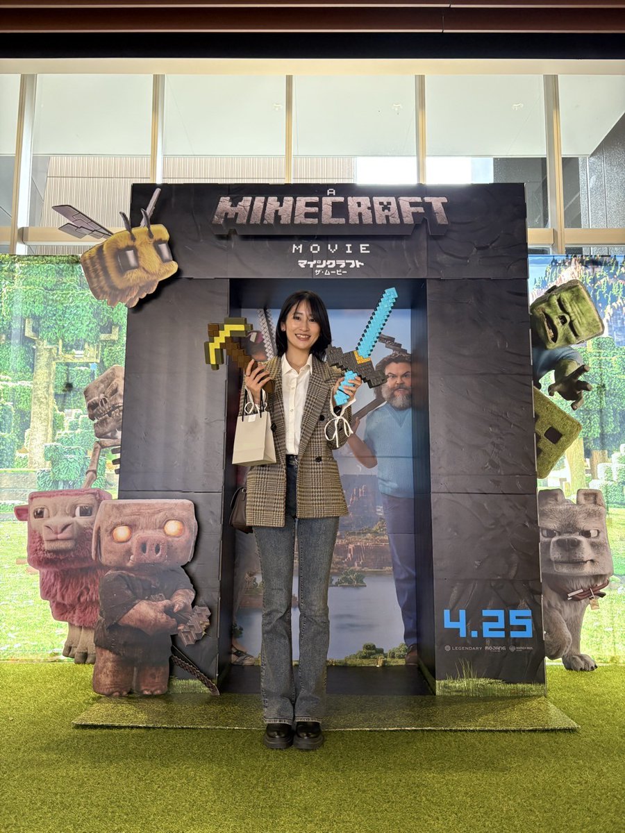 『マインクラフト ザ・ムービー』観てきました⛏️
とっっっっっても面白かったです！！
マイクラ知識あってもなくても楽しめる映画でした⛏️

金ツルハシとダイヤ剣見つけてるんるん写真撮ってもらった瀬野です↓
