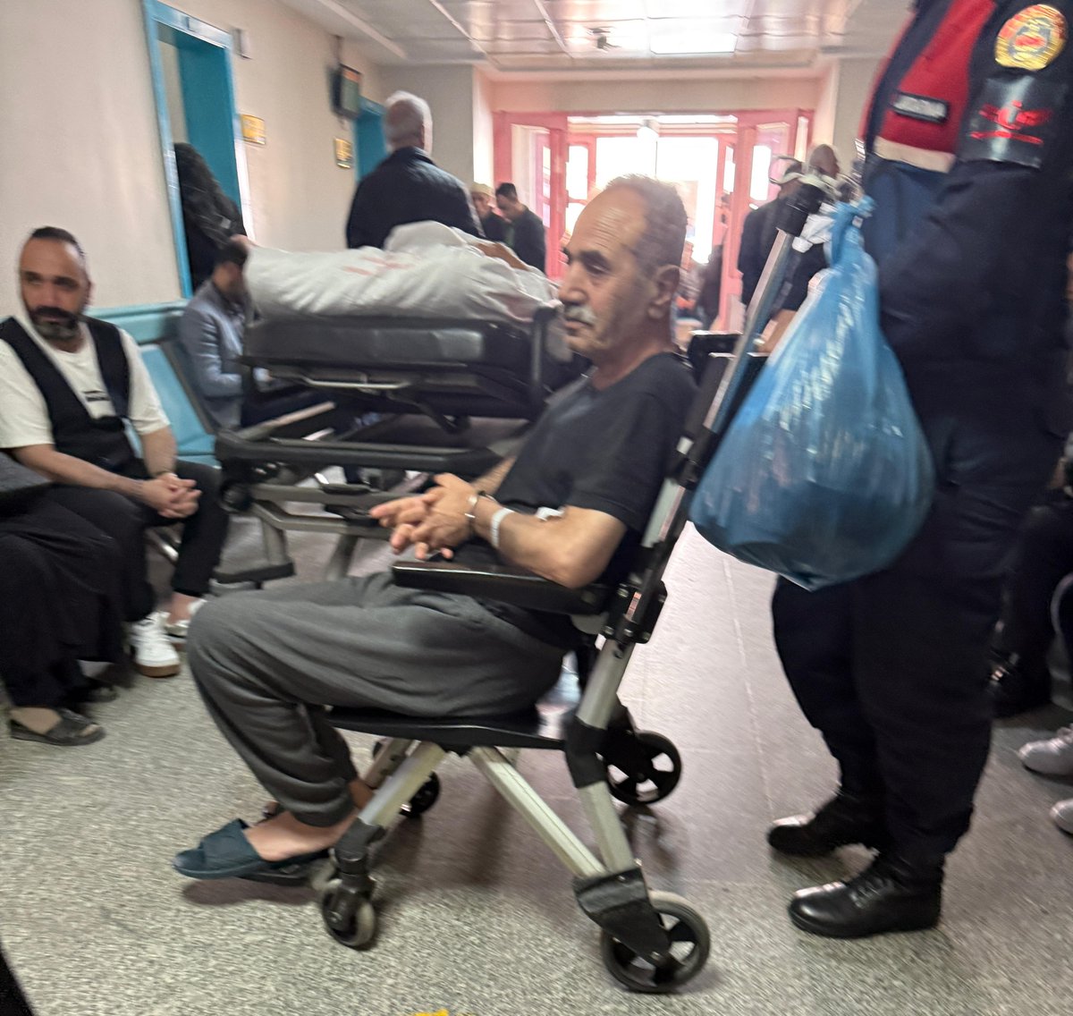 Ağır olan mahpuslar dahi olmak üzere, mahpuslar yatağa kelepçeleniyor. Diş çekimleri, kan alımı ve tüm muayeneler esnasında kelepçeler çıkartılmıyor.

#ZindanlaraSesOl
#HastaTutsaklaraÖzgürlük