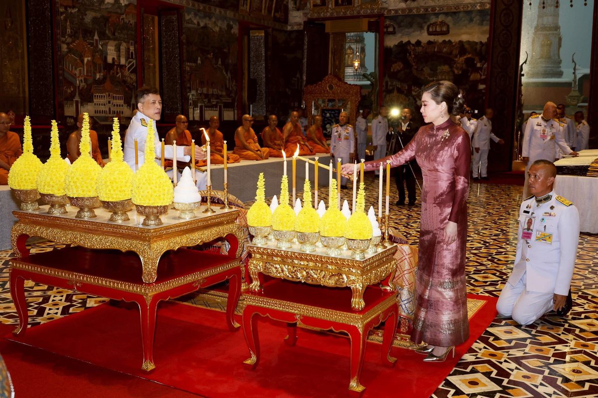doirta_'s tweet photo. เมื่อวันที่ ๑๐ พฤษภาคม ๒๕๖๘ เวลา ๑๗.๑๕ น.  พระบาทสมเด็จพระเจ้าอยู่หัว และสมเด็จพระนางเจ้า ฯ พระบรมราชินี เสด็จพระราชดำเนินไปในการตั้งเปรียญพระภิกษุและสามเณร เนื่องในพระราชพิธีทรงบำเพ็ญพระราชกุศลวิสาขบูชา พุทธศักราช ๒๕๖๘ ณ พระอุโบสถวัดพระศรีรัตนศาสดาราม พระบรมมหาราชวัง https://t.co/i2IdDs5S5F