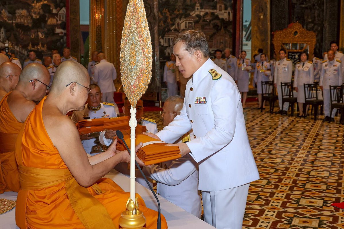 doirta_'s tweet photo. เมื่อวันที่ ๑๐ พฤษภาคม ๒๕๖๘ เวลา ๑๗.๑๕ น.  พระบาทสมเด็จพระเจ้าอยู่หัว และสมเด็จพระนางเจ้า ฯ พระบรมราชินี เสด็จพระราชดำเนินไปในการตั้งเปรียญพระภิกษุและสามเณร เนื่องในพระราชพิธีทรงบำเพ็ญพระราชกุศลวิสาขบูชา พุทธศักราช ๒๕๖๘ ณ พระอุโบสถวัดพระศรีรัตนศาสดาราม พระบรมมหาราชวัง https://t.co/i2IdDs5S5F