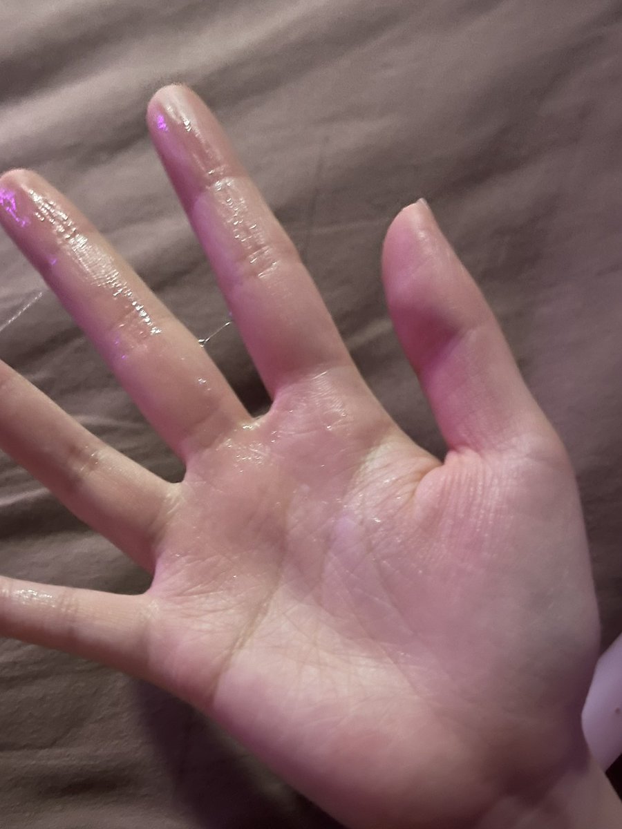 做完唧唧拔出来后总会一股水流出来
今天为了不流床上赶紧一把用手兜住了…