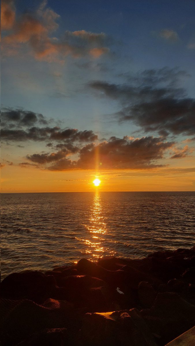 patrick_orev's tweet image. Sunset manado emang secakep itu😋