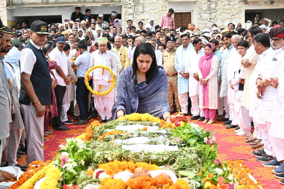 झुंझुनूं जिले की मंडावा तहसील के मेहरादासी गांव के वीर सपूत शहीद सुरेंद्र कुमार जी जिन्होंने ऑपरेशन सिंदूर के दौरान मातृभूमि की रक्षा करते हुए वीरगति प्राप्त की। पुष्पचक्र अर्पित कर  भावभीनी श्रद्धांजलि अर्पित की ।
#OperationSindoor