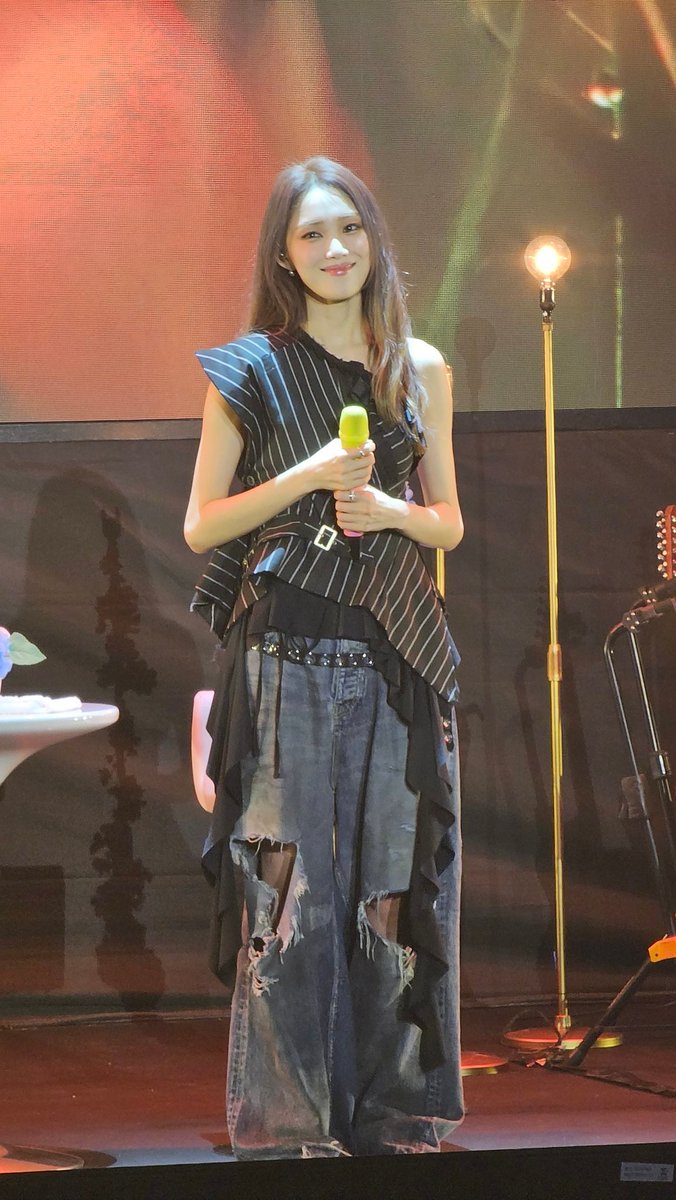 #李聖經 ：今天這場fancon沒有請主持人
我自己就是主持人

台下觀眾 ： 😃😀😍 歡呼~鼓掌

笑死，原來沒有請別人當主持人是這麼值得開心歡呼的事情，到底平常我們的見面會是多常被主持人雷啊 😆😆😆😆
講真的，沒有主持人，藝人自己主持自己控制節目的節奏，搭個翻譯，好像比起請不專業的主持人更好