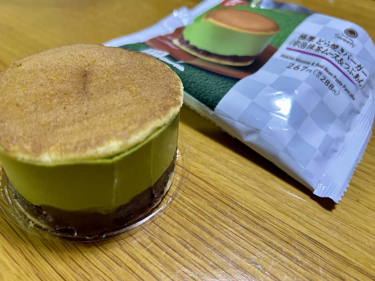 __mint_m_'s tweet photo. ファミマでアイスを買うつもりが、「極厚 どら焼きバーガー（宇治��茶ムース＆つぶあん）」を発見して、思わず衝動買い。
ふわふわ抹茶ムースがおいしかった😋 https://t.co/dAdmbyN1sg