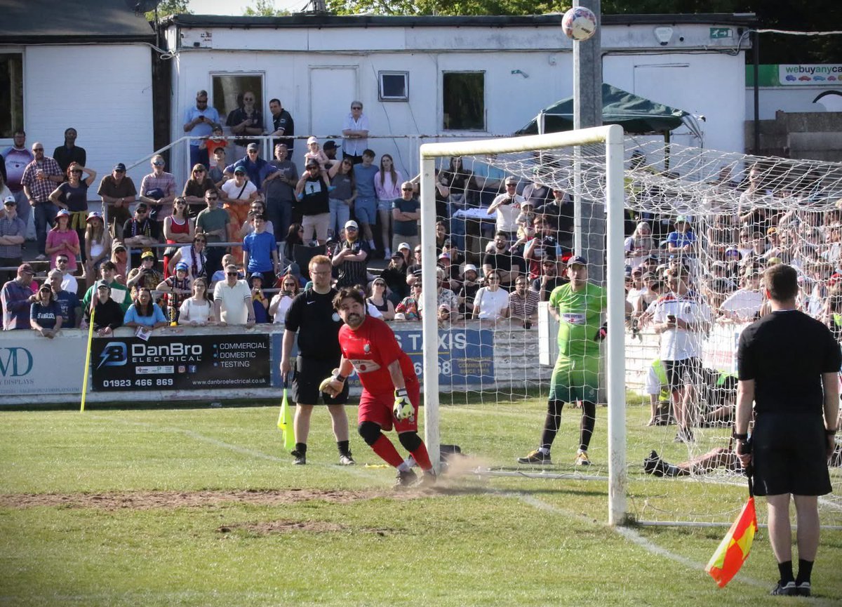 Goalkeeper/Goalscorer extraordinaire <a href="/BakersTweet/">Charlie Baker 💛</a> - “Bleddy hell Baker” came the cries from the two old blokes next to me at <a href="/cheshamutdfc/">Chesham United FC</a> yesterday! Well played Charlie 😉🏆🥚