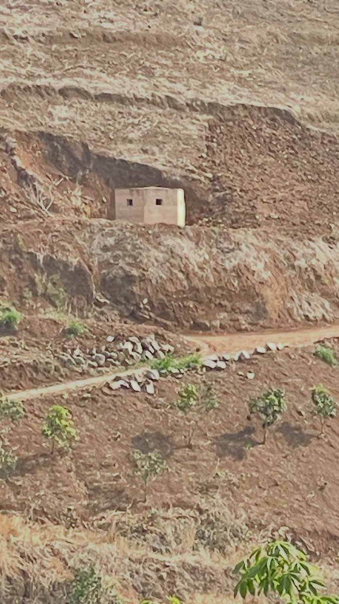 iabird's tweet image. It is a calm little house that stands quietly on the east side of the Nu River, passing along a rope bridge over the Nu River's surface. From its shape, it looks like a fortress. It is plain and simple, with its earthy yellow shape blending into the earth.