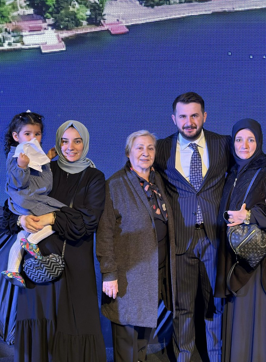 Kadınlar insan, biz insanoğlu…
Bizi var eden, sevgisiyle yoğuran, duasıyla koruyan annelerimizin ayakları altında cennet saklı.
Annelerim, hayat arkadaşım ve geleceğin annesi kızım…
İyi ki varsınız,Tüm  Annelerimizin Gününü Tebrik Ediyorum.