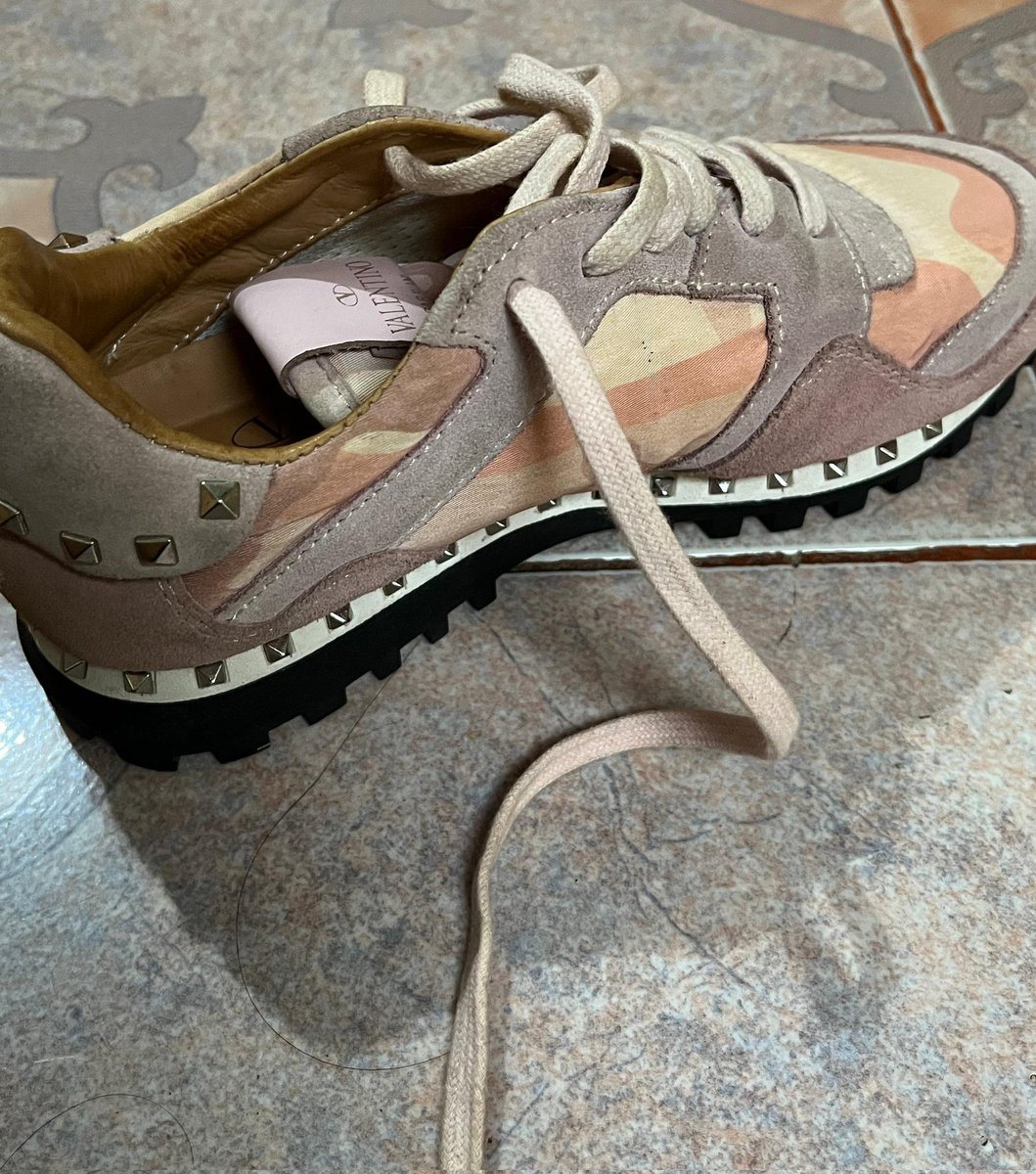 biyourjaegiya's tweet photo. Halo, aku mau nawarin sneakers Valentino Garavani Rockrunner Camo. Kondisi baru, belum pernah dipake, tapi minus box. Size 39. Harga 1,5jt bisa nego (awal beli 4,5jt).

Ps: maaf kalo ini ga murah. Aku cuma mau bantu jualin punya tetanggaku, karena beliau lagi butuh duit banget 🙏 https://t.co/YsrZgfotY0