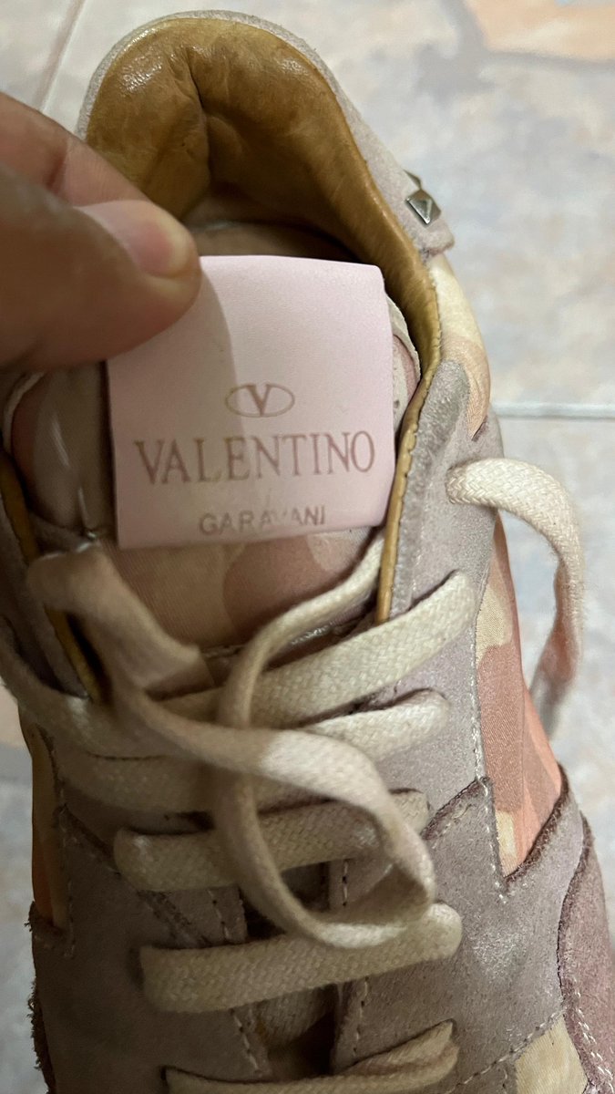 biyourjaegiya's tweet photo. Halo, aku mau nawarin sneakers Valentino Garavani Rockrunner Camo. Kondisi baru, belum pernah dipake, tapi minus box. Size 39. Harga 1,5jt bisa nego (awal beli 4,5jt).

Ps: maaf kalo ini ga murah. Aku cuma mau bantu jualin punya tetanggaku, karena beliau lagi butuh duit banget 🙏 https://t.co/YsrZgfotY0