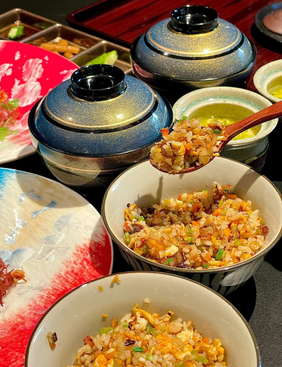 🍴 お昼ごはんは贅沢に✨ 色とりどりのチャーハン、心もお腹も満たされる幸せなひととき 🌸  
美味しさと色彩の演出で、本日も頑張れるエネルギーをチャージします！🌼  
いただきます〜😋💕