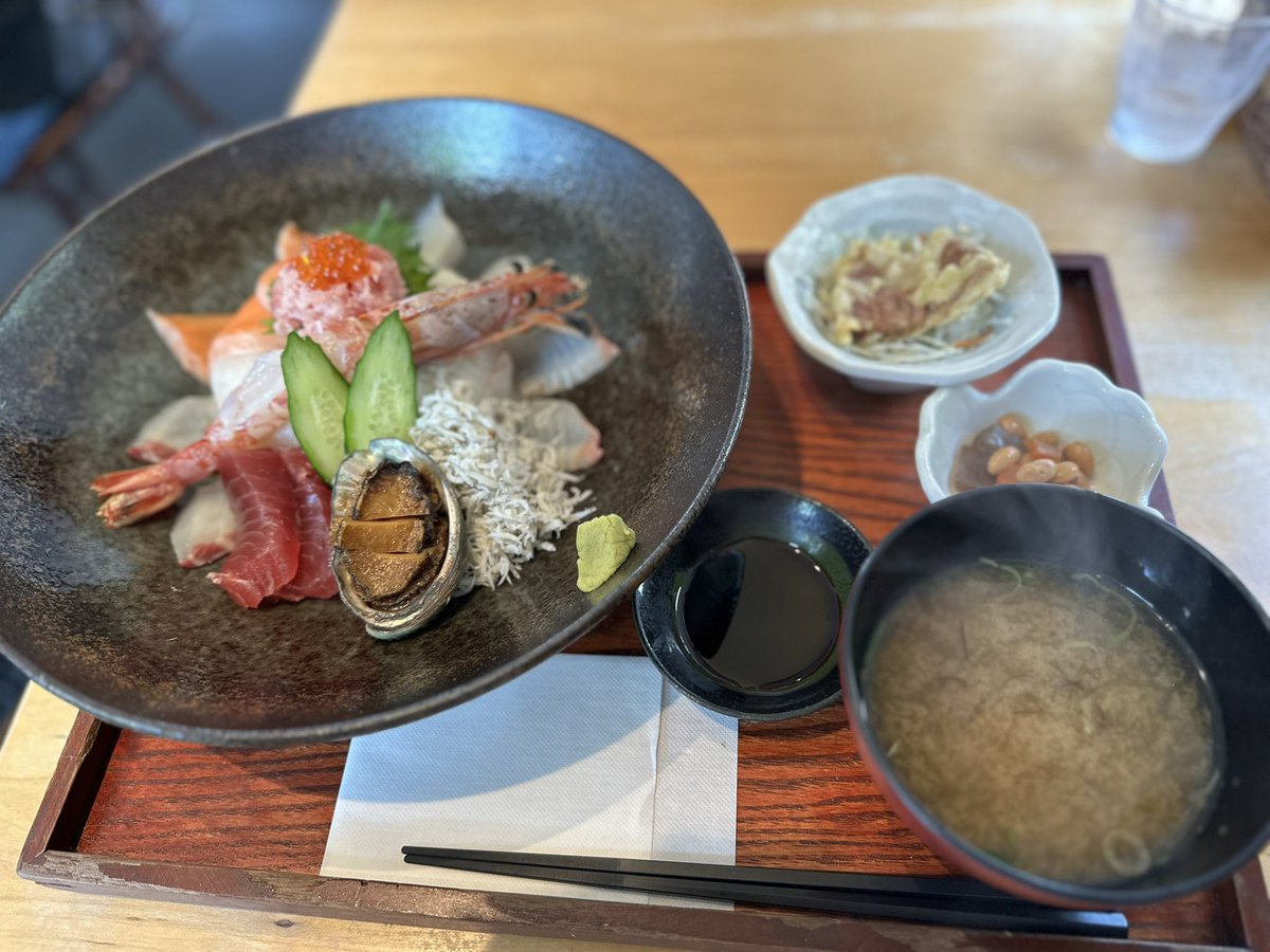 mocha4436's tweet photo. 海鮮どーん
#海鮮丼
#ぽわそん
#おじさんの休日
#茶の湯
#サウナ https://t.co/g7biHs3xmU