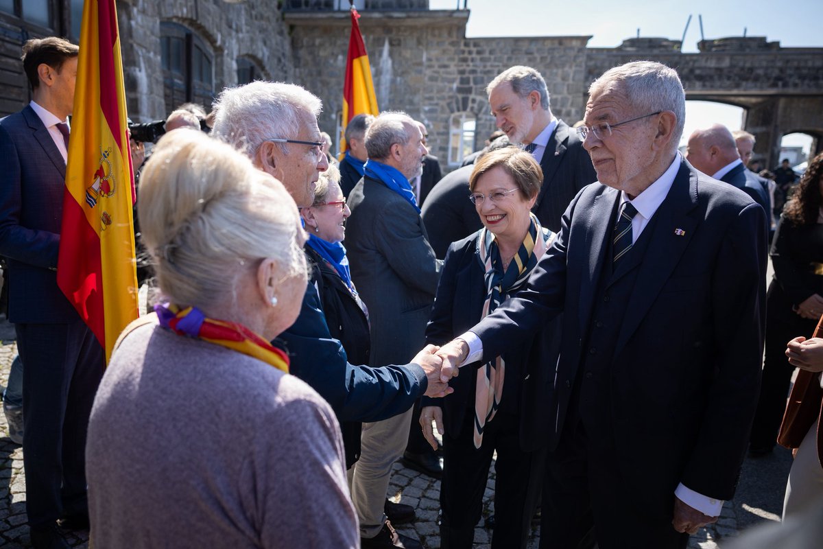 Erinnern, um nicht zu vergessen: 

Bei der Befreiungsfeier in Mauthausen begegnen sich Überlebende, Nachkommen und junge Menschen aus aller Welt – vereint im Gedenken, in der Mahnung und im Versprechen, die Menschlichkeit nie wieder aus den Augen zu verlieren.