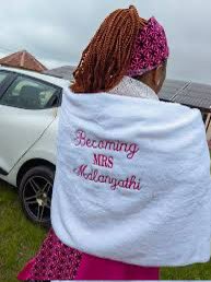 So everyone wears mogagolwane now? Especially the white one? Even if you’re not marrying into the Batswana/Bapedi tribe? 

I’m seeing “Becoming Mrs Khumalo” but even the bride is not Tswana/Pedi. I’m very confuse.

Even in the Batswana group not everyone wear the white one. Some