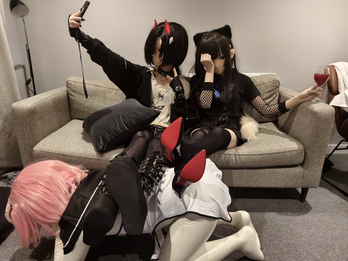 kiger_2a's tweet image. 母亲节应该祝母亲节日快乐，
而不是趴在小妈腿下像猪仔一样撅屁股。
还是自愿的…啧，这么下贱的还真是第一次见。

猫猫@TempesTairitsu 
猪仔@endlessrevel 
#kigurumi #着ぐるみ