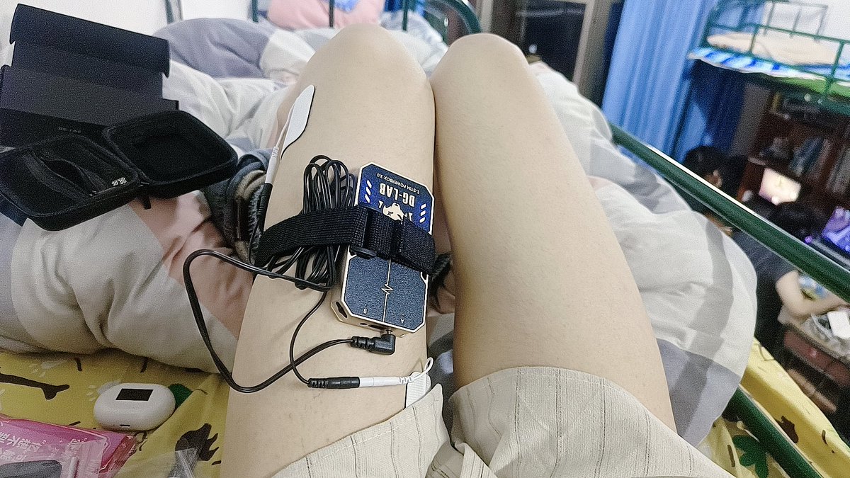 舍友在下面打游戏，果果在上铺被电的失声腿也一直乱蹬。
他们在下面相互询问有没有听到什么声音?😨😨果果一想到要是被发现就完蛋啦居然更兴奋了!  强度不降反涨。已经要被电坏了啊啊啊。😫😫😫

#男娘 #伪娘 #可爱男孩子