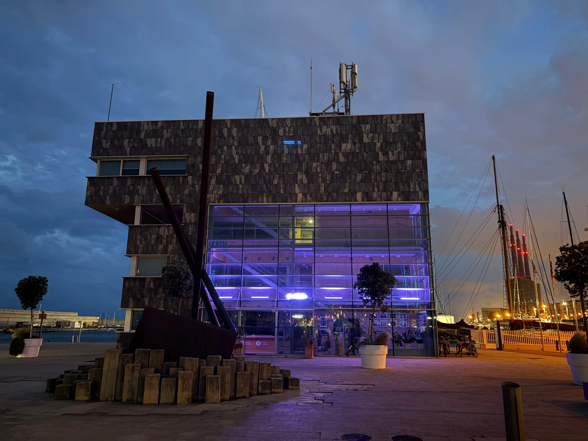 💜 Amb motiu del Dia Mundial del #Lupus, la façana de l'edifici de Capitania del Port de #Badalona es va il·luminar aquest 10 de maig de 2025 de color lila com a mostra de suport i per donar visibilitat a aquesta malaltia autoimmune

#DiaMundialDelLupus