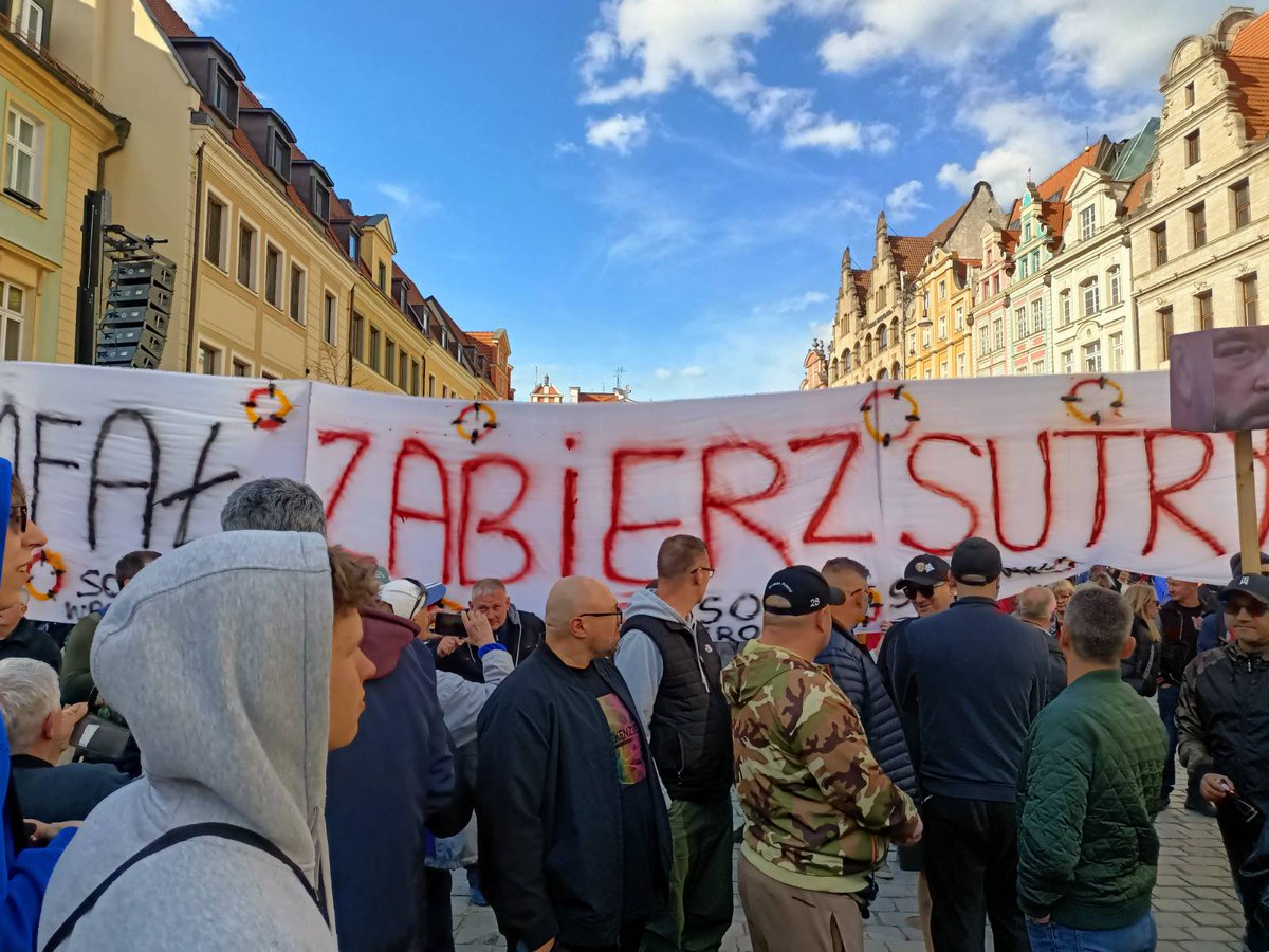 OWPOWPOWP's tweet photo. 7 maja odbyła się kontrmanifestacja we Wrocławiu do wizyty Trzaskowera zorganizowane przez środowisko kibiców Śląska Wrocław, wspartych przez Obóz Wielkiej Polski. #ByleNieTrzaskowski  https://t.co/FRj0kmzsvj https://t.co/xD9KXgsVv6