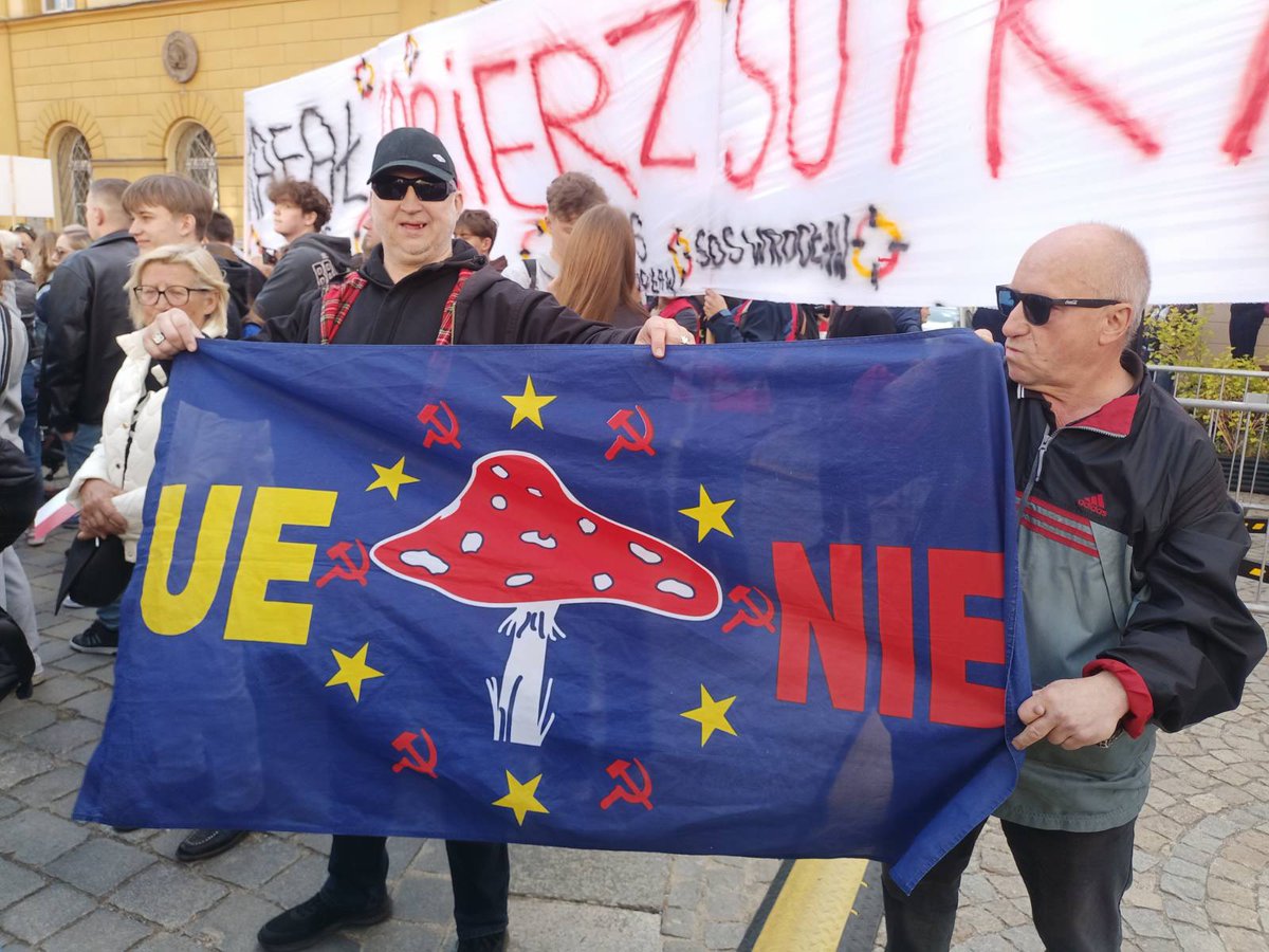 OWPOWPOWP's tweet photo. 7 maja odbyła się kontrmanifestacja we Wrocławiu do wizyty Trzaskowera zorganizowane przez środowisko kibiców Śląska Wrocław, wspartych przez Obóz Wielkiej Polski. #ByleNieTrzaskowski  https://t.co/FRj0kmzsvj https://t.co/xD9KXgsVv6