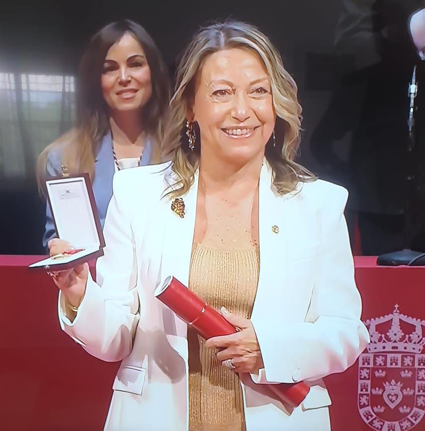 Un honor para el Iltre Colegio de Procuradores de Murcia, haber recibido la Medalla de Oro de la Ciudad de Murcia. Esta medalla, nos motiva a seguir trabajando en dar una mayor calidad y excelencia en nuestro servicio al Justiciable. 
Agradecimiento al Ayuntamiento de Murcia.