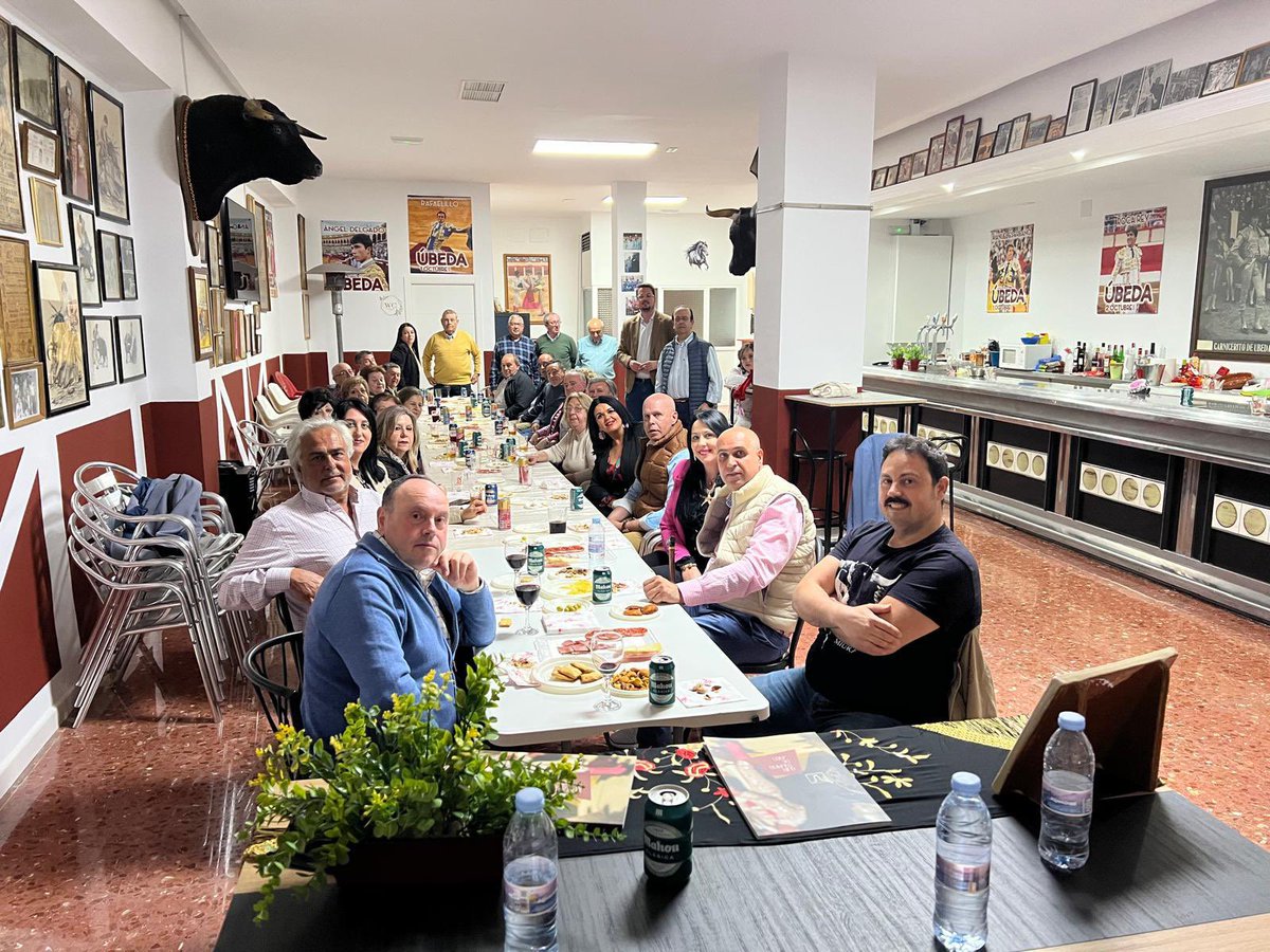 Diputación de Jaén (@dipujaen) on Twitter photo 🐂 El diputado de Promoción y Turismo <a href="/FranLozanoB/">Fran Lozano Blanco</a> interviene en la presentación de Guía Taurina de Jaén.
📍 El acto ha tenido lugar en la sede de la Peña Taurina ‘Más que Maestros’ de #Úbeda
#JaénCulturaDelToro 🐂 El diputado de Promoción y Turismo <a href="/FranLozanoB/">Fran Lozano Blanco</a> interviene en la presentación de Guía Taurina de Jaén.
📍 El acto ha tenido lugar en la sede de la Peña Taurina ‘Más que Maestros’ de #Úbeda
#JaénCulturaDelToro