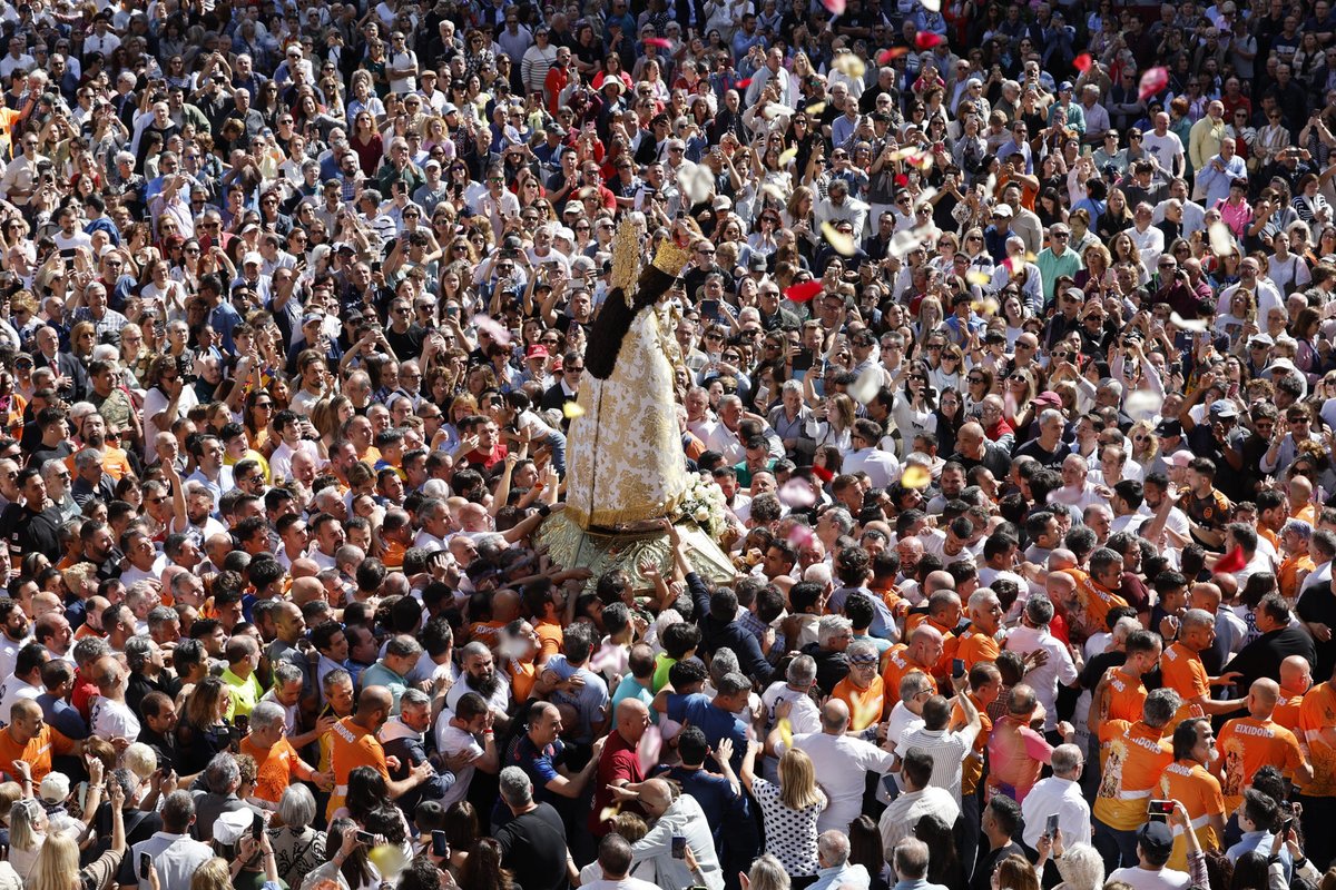À Punt (@apunt_media) on Twitter photo ❤️🔥 Torna a vibrar amb la retransmissió del #TrasllatDeLaMaredeDéu en una plaça plena de gom a gom de valencians devots de la Geperudeta. <a href="/FasFesta/">Fas Festa</a> <a href="/festesdeVLC/">Festes de València</a> <a href="/basilicadesampa/">Basílica Ntra. Sra. de los Desamparados</a>
📸 EFE / Ana Escobar
▶️ Ja disponible #alacarta en el web:
bit.ly/trasllat-a-la-… ❤️🔥 Torna a vibrar amb la retransmissió del #TrasllatDeLaMaredeDéu en una plaça plena de gom a gom de valencians devots de la Geperudeta. <a href="/FasFesta/">Fas Festa</a> <a href="/festesdeVLC/">Festes de València</a> <a href="/basilicadesampa/">Basílica Ntra. Sra. de los Desamparados</a>
📸 EFE / Ana Escobar
▶️ Ja disponible #alacarta en el web:
bit.ly/trasllat-a-la-…