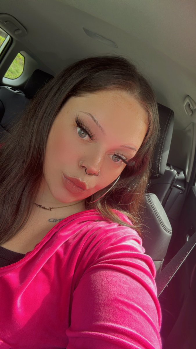 TheNellySweet's tweet photo. SURPRISE!!! I moved back to Portland last night 🤭

Moving back to your hometown after years is truly a shell shock, but the amount of love instantly flooding in is so heartwarming. 

https://t.co/pktsSuZGOu 💌 https://t.co/sUuk5IYtpy