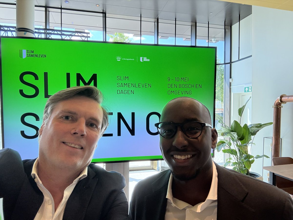 Dit weekend de Slim Samenleven Dagen bezocht in o.a. <a href="/Theateradparade/">Theater aan de Parade</a> met #keynote <a href="/ikbenechtben/">ben van der burg</a> over #innovatie in de #zorg. Een #robot hond kan voor ouderen met #dementie zorgen voor een betere kwaliteit van leven. #Dagvoorzitter Ismail Osman praatte alles soepel aan elkaar!