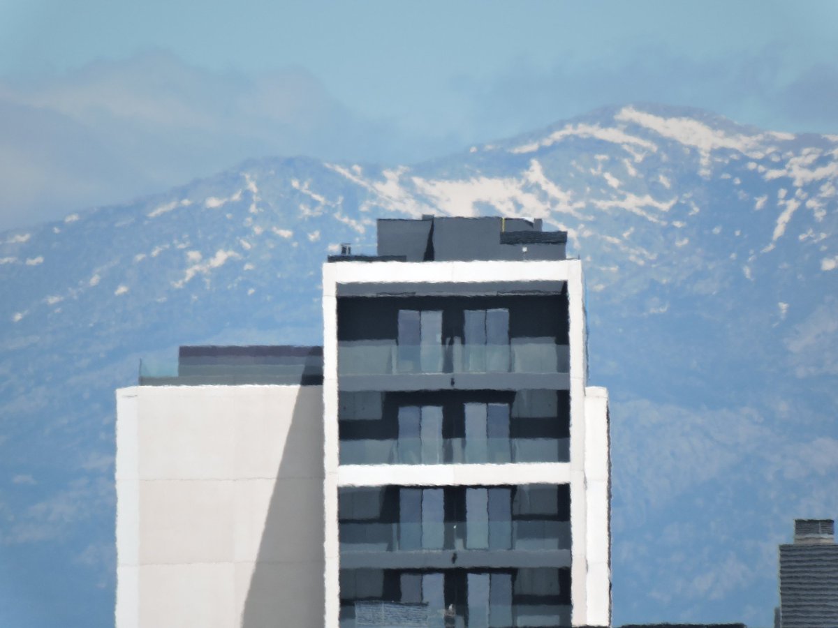 Todavía queda algo de nieve en la sierra de Madrid, se puede ver desde la M-11 con Bext Valdebebas delante #madring <a href="/HilosValdebebas/">Hilos Valdebebas</a>