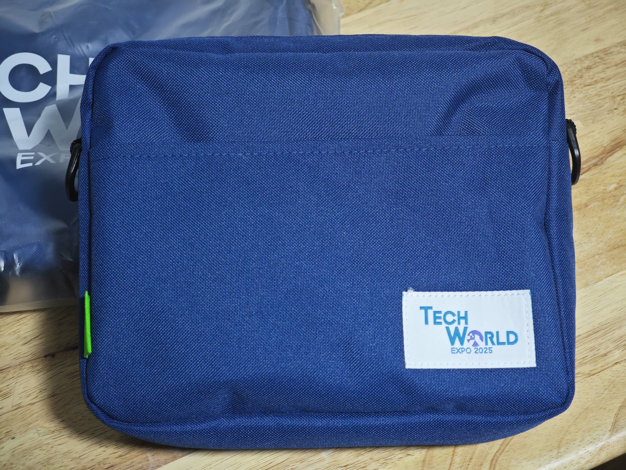 小*遊様 TECH WORLD EXPO 2025 ショルダーバッグとピンバッジ 大阪万博TECH WORLD EXPO 2025 バッグ ピンバッジ セット - メルカリ