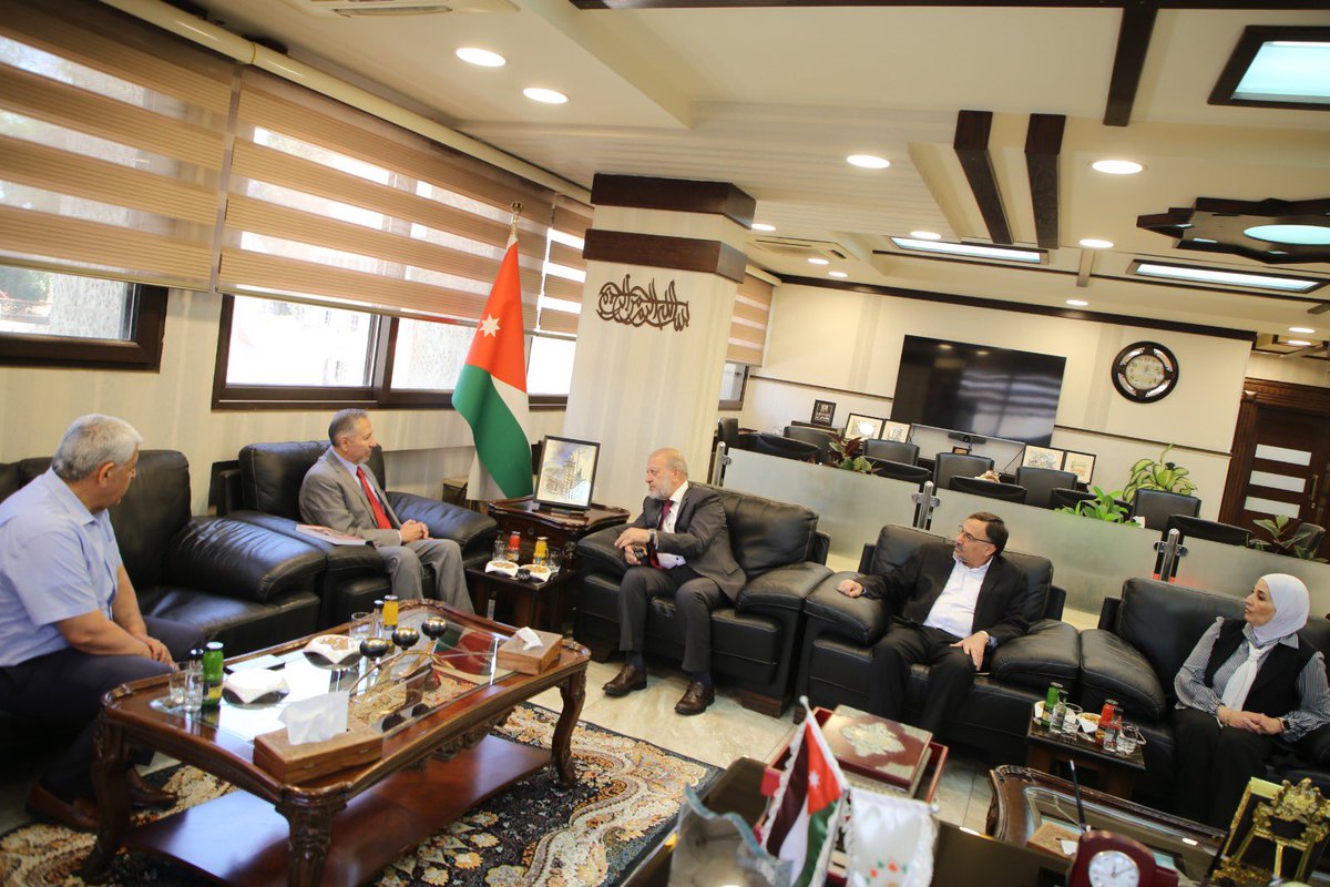 Me reuní con el Dr. Nabil Kofahi, alcalde de <a href="/GreaterIrbid/">بلدية اربد الكبرى Greater Irbid Municipality</a>, segunda ciudad más grande de #Jordania. Conversamos sobre varios temas de interés mutuo 🇲🇽🇯🇴 y acordamos explorar oportunidades de colaboración.

شكراً لك يا عمدة الكوفحي! سررتُ بلقائك. أتطلع للعمل معك ومع فريقك عن كثب.